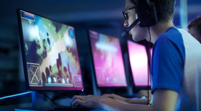 The Development of Online Gaming From Early Networks to Modern Systems